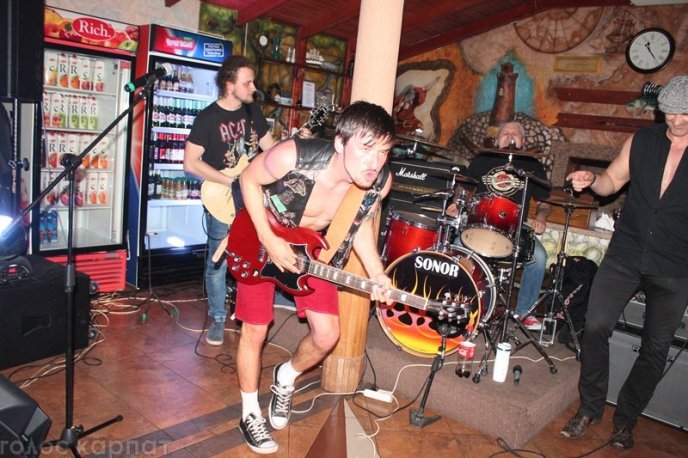 Гучна вечірка, стриптиз та салюти: як байкери в Мукачеві гуляли – 12