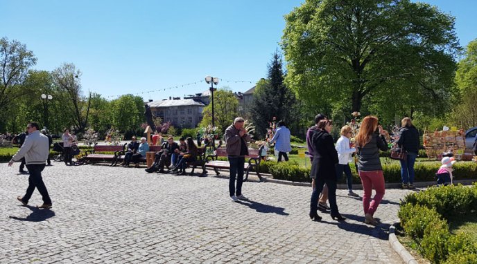 Поливаний понеділок: ужгородці кидають одне одного у фонтан – 02 Поливаний понеділок: ужгородці кидають одне одного у фонтан – 02