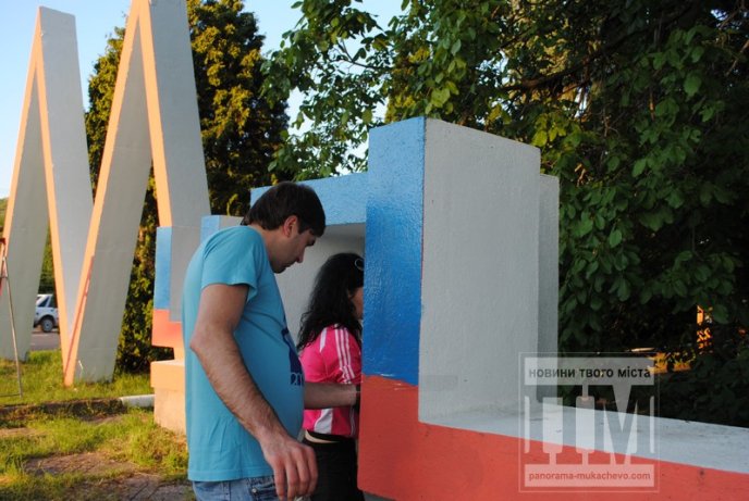 Вказівник Мукачево отримав "обличчя" кольорів державного прапору (ФОТОРЕПОРТАЖ) – 14