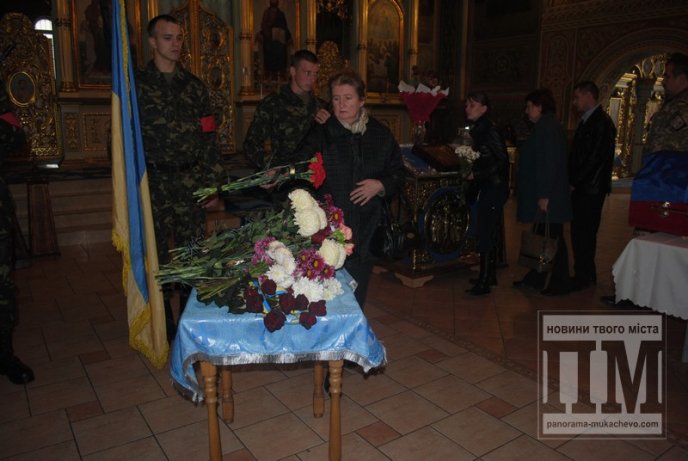 Сотні заплаканих очей провели в останню дорогу загиблого у зоні АТО мукачівця (ФОТОРЕПОРТАЖ) – 15