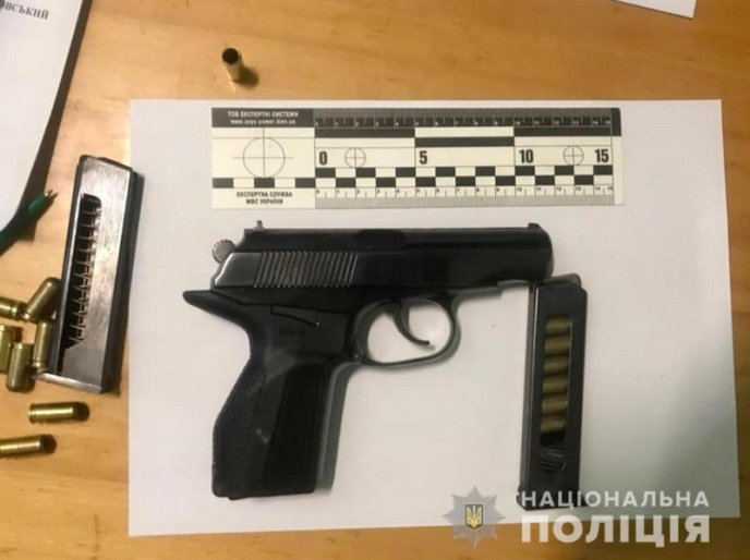 Вистрілив зі зброї, сів в автомобіль та втік: що коїлося в Мукачеві – 03 Вистрілив зі зброї, сів в автомобіль та втік: що коїлося в Мукачеві – 03