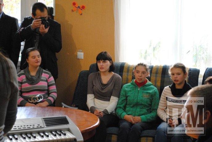 Олександр Ледида відвідав у Мукачеві Обласний центр соціально-психологічної реабілітації дітей та молоді з функціональними обмеженнями (ФОТО) – 03