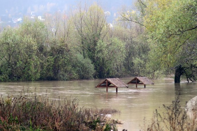 На Ужгородщині вода затопила три футбольних поля, земельні угіддя та пляж з будиночками в Оноківцях – 07 На Ужгородщині вода затопила три футбольних поля, земельні угіддя та пляж з будиночками в Оноківцях – 07