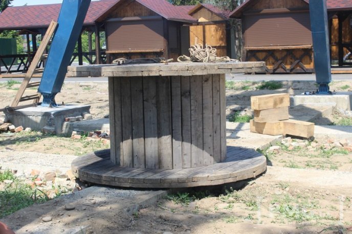 У Мукачівському парку "Перемога" встановлюють "чортове колесо" – 05