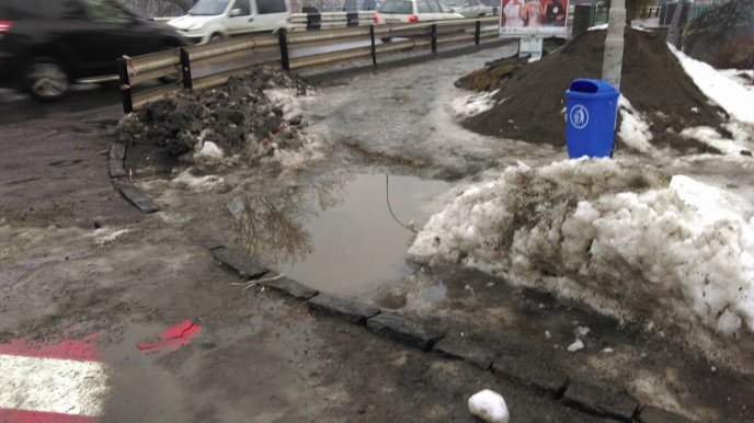 Тротуари Ужгорода залиті водою, людям пересуватись дуже важко – 09