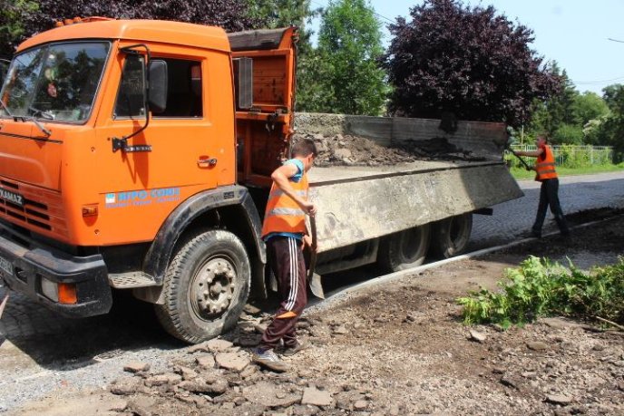 На вулиці Парканія у Мукачеві ремонтують тротуар – 08