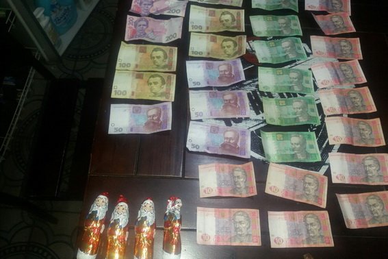 Вночі чоловік пограбував магазин: взяв гроші і солодощі – 03