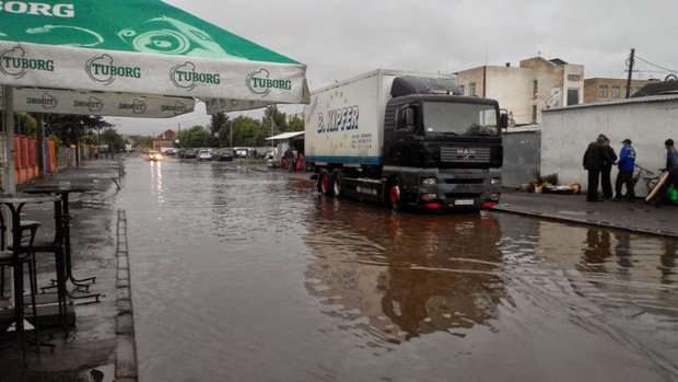 Сильний дощ цієї ночі залив частину дороги однієї з вулиць Ужгорода (ФОТО, ВІДЕО) – 01 Сильний дощ цієї ночі залив частину дороги однієї з вулиць Ужгорода (ФОТО, ВІДЕО) – 01