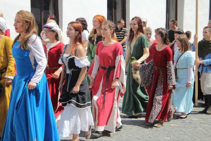 У Мукачеві влаштували реконструкцію весілля Ілони Зріні та Імре Текелі – 04