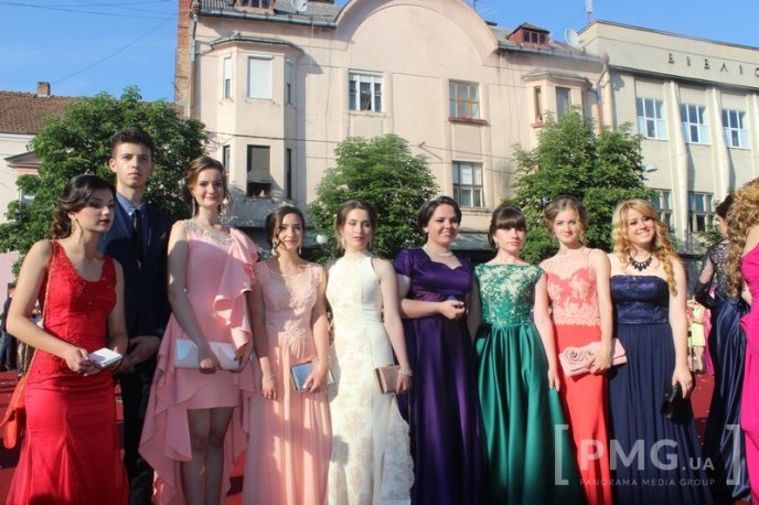 Свято випускників у Мукачеві: вальс, усмішки та селфі – 23 Свято випускників у Мукачеві: вальс, усмішки та селфі – 23