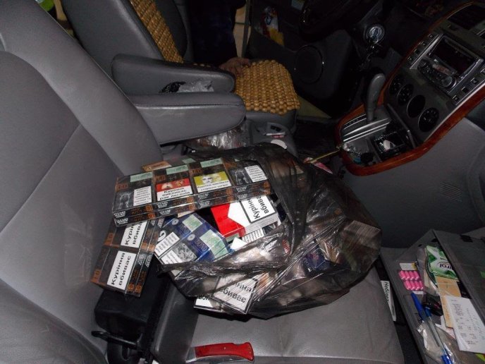 Двоє угорців позбулись на кордоні своїх "КІА" та "Ауді" за спробу перевезення контрабанди – 02