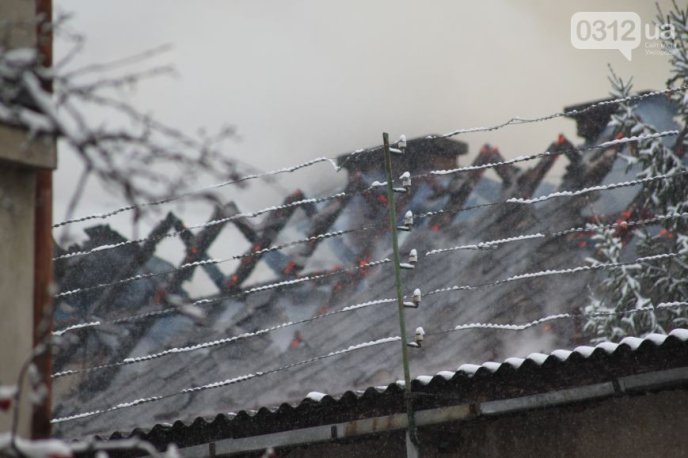 З палаючого СІЗО евакуювали 12 чоловік, горить понад 100 квадратних метрів даху – 01 З палаючого СІЗО евакуювали 12 чоловік, горить понад 100 квадратних метрів даху – 01