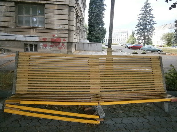 В Ужгороді вандали знову поламали лавочку, яку небайдужі містяни не так давно відремонтували (ФОТОФАКТ) – 01