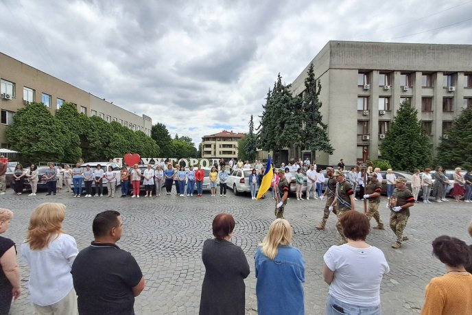 Залишилися мама, донька і брат: Закарпаття попрощалось із полеглим Героєм – 07