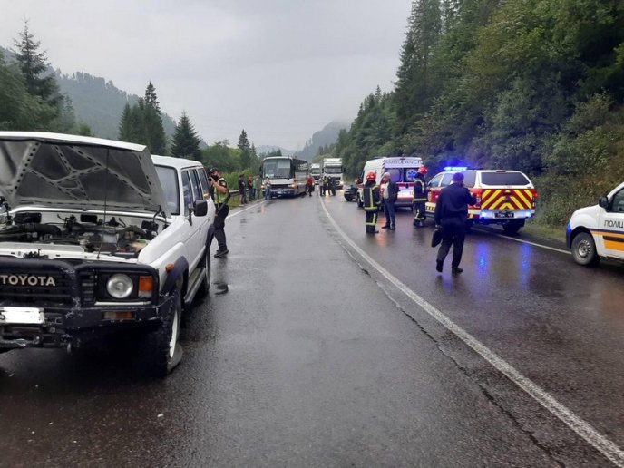 Зіткнулись три машини та автобус "Тячів-Київ". Є постраждалі – 01