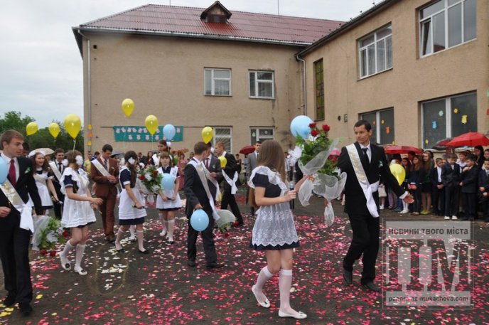 Свято "Останнього дзвоника" зібрало у Мукачівській ЗОШ №7 багато гостей (ФОТОРЕПОРТАЖ) – 35