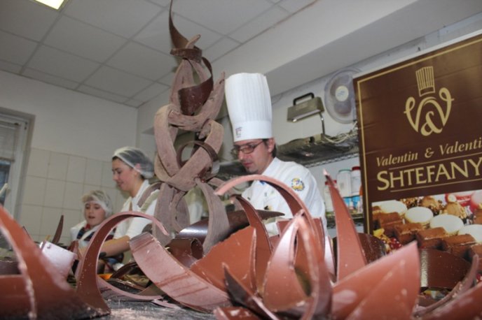 Ужгородський кондитер зробив шоколадну ялинку (ФОТО) – 02 Ужгородський кондитер зробив шоколадну ялинку (ФОТО) – 02