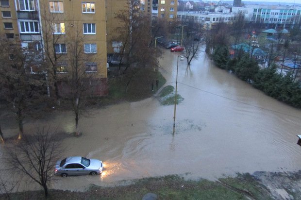 В Ужгороді затопило Новий район – 03