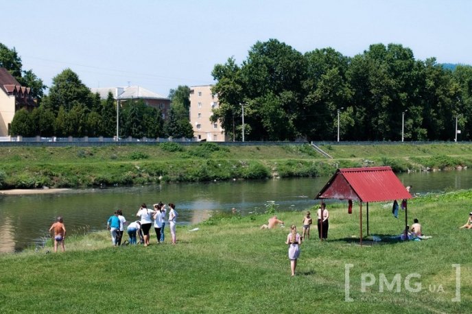 Рятуючись від спеки, мукачівці окупували Латорицю – 13