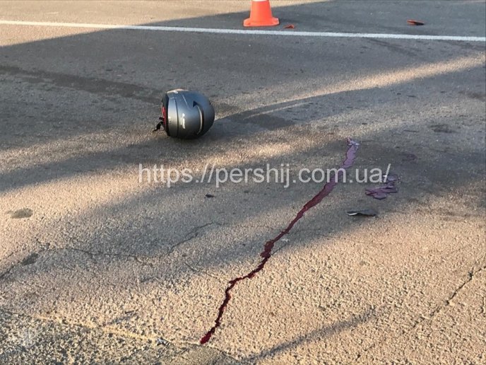 У Мукачеві лоб у лоб зіткнулись авто та мотоцикл – 03