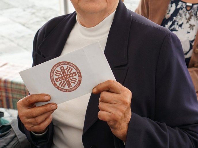 Салон краси просто неба: в Ужгороді зробили подарунок для людей похилого віку – 12 Салон краси просто неба: в Ужгороді зробили подарунок для людей похилого віку – 12