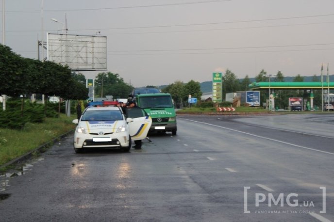 У Мукачеві затримали вкрадене елітне авто, яке має відношення до нардепа від Закарпаття – 01