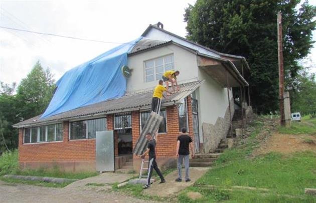 Мешканка Хустщини вирішила зберегти частину граду, що потріпав її обістя – 07