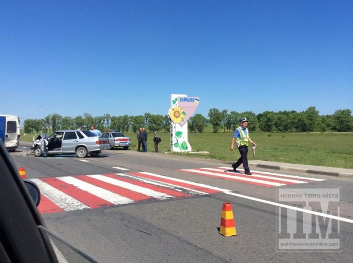 Біля Зняцьова ДТП: зіткнулись "Жигулі" та мікроавтобус "Івеко" на угорських номерах (ФОТО) – 01
