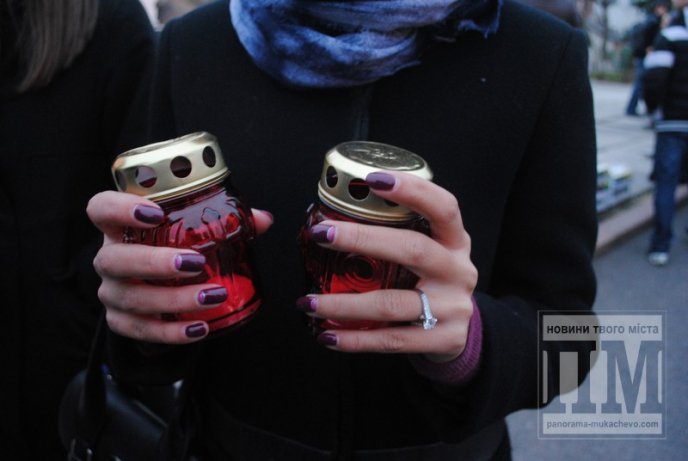 У Мукачеві запалили найбільший герб України на Закарпатті (ФОТОРЕПОРТАЖ) – 02