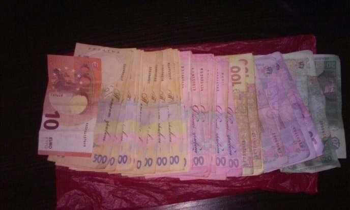 На Великоберезнянщині правоохоронці проводили обшуки у гральних залах району: вилучені автомати та гроші – 01