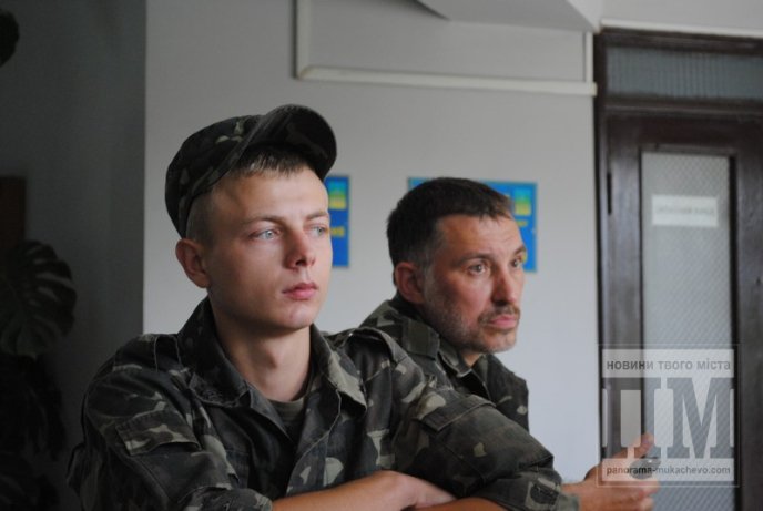 Сьогодні Мукачево мітингувало: сотні жінок перекрили дорогу та вимагали не забирати чоловіків у армію (ФОТО) – 51