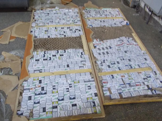 Чоловік спеціально змайстрував двері, щоб возити в них контрабанду – 02