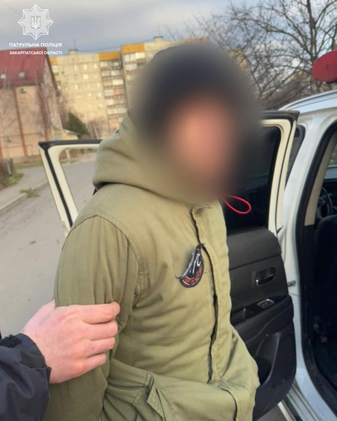 Чоловік проник у помешкання колишньої дівчини: що сталось в обласному центрі – 01 Фото: патрульна поліція Закарпаття