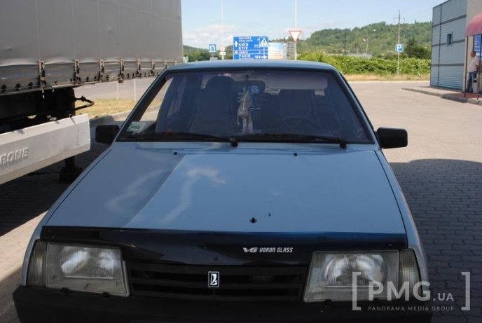 Під час перестрілки у Мукачеві кулі влучили у автосалон "Skoda", АЗС та автомобілі, які проїжджали трасою – 05