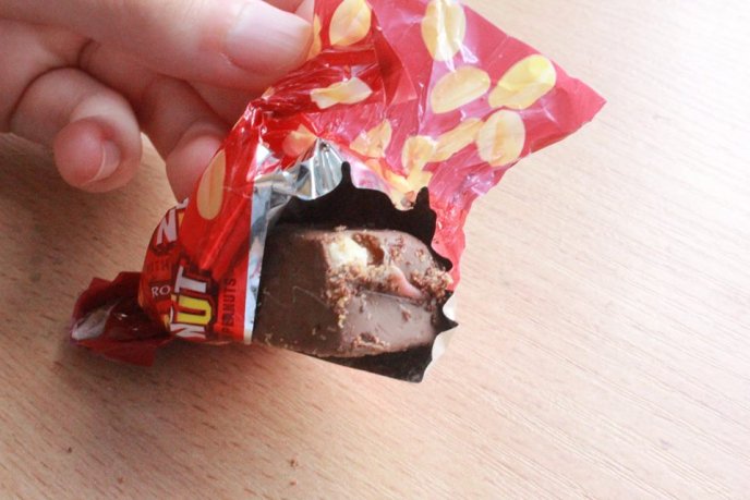 Мукачівка, куштуючи "президентські" цукерки, виявила хробаків – 04