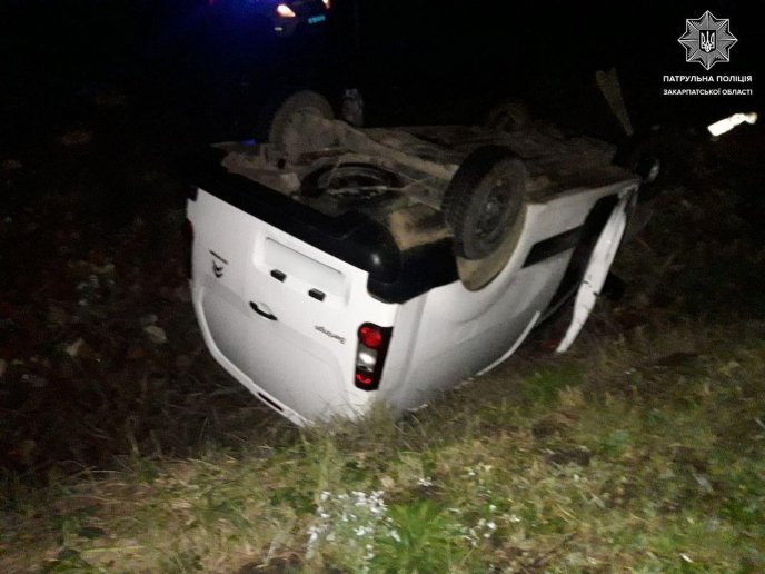 Машина перекинулася на дах: з’явилися фото зі вчорашньої аварії – 01