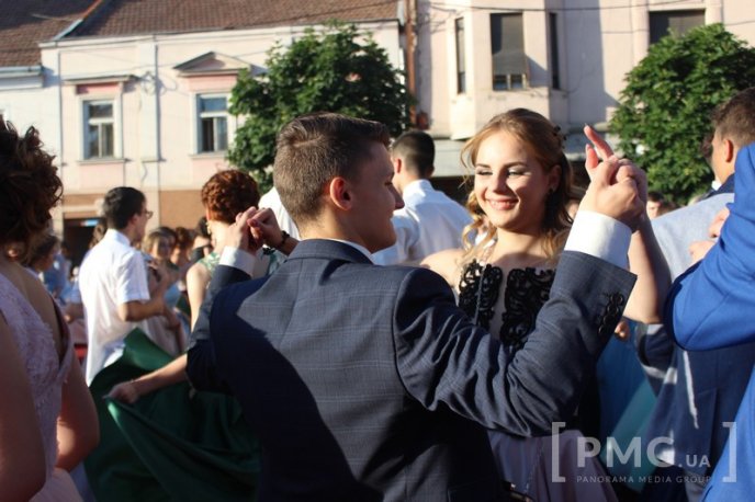 Мукачівські випускники станцювали прощальний вальс у центрі міста – 16