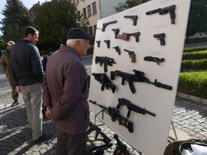 Біля Закарпатської ОДА з’явилась військова техніка – 11