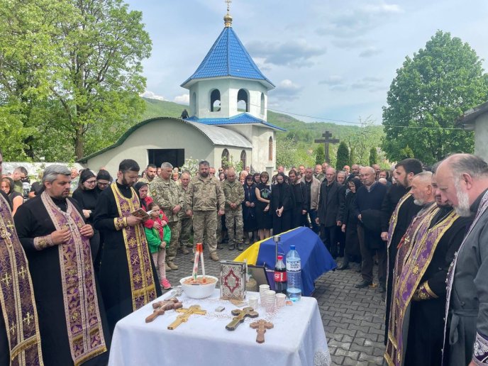 В одній із громад попрощались із молодим захисником – 03