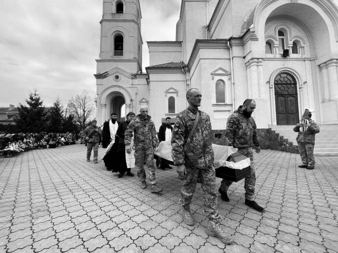 Мукачівці зі сльозами на очах провели в останню путь загиблого Героя – 07