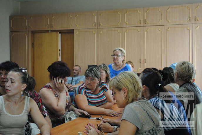 Сьогодні Мукачево мітингувало: сотні жінок перекрили дорогу та вимагали не забирати чоловіків у армію (ФОТО) – 52