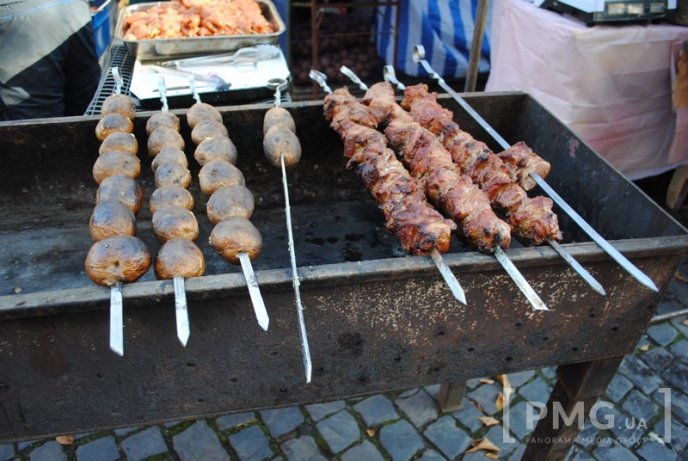 День Святого Мартина у Мукачеві: ціни на вино, шашлик та інші смаколики – 03