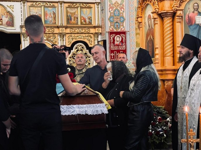 Мукачево попрощалося із загиблим на війні Михайлом Бізілею – 04