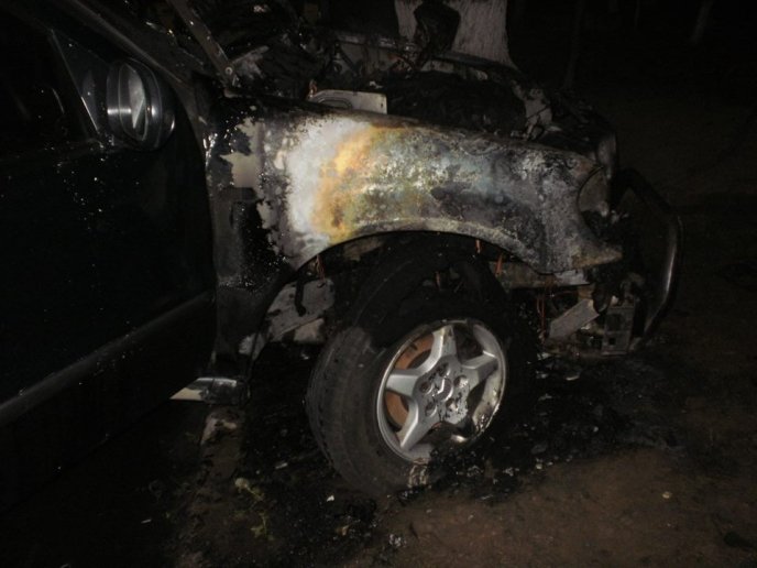 Джип "Мерседес" в Ужгороді могли підпалити, поліція відкрила кримінальну справу – 03