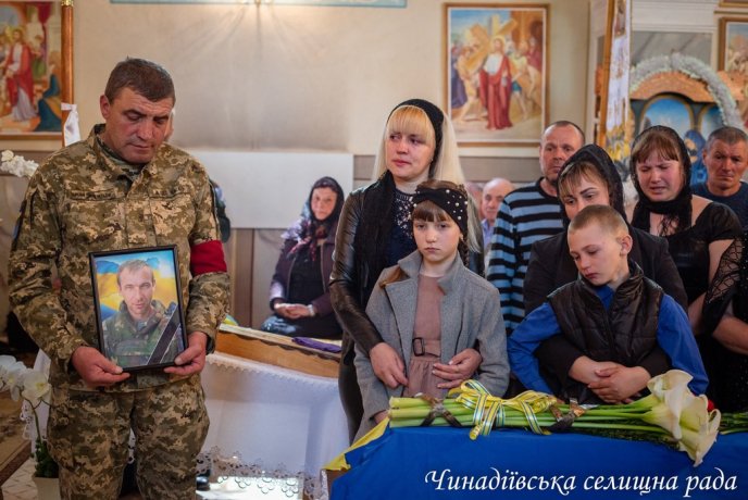 На Мукачівщині поховали загиблого на війні Героя Віктора Іньшина – 01