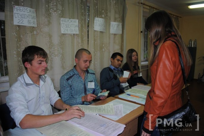 Студенти УжНУ стоять у чергах, аби проголосувати – 03