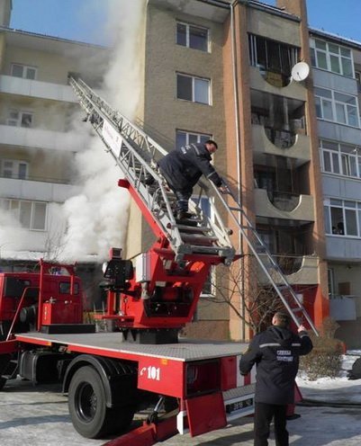 В Ужгороді горіла багатоповерхівка, через сильний дим люди не могли самостійно покинути власні оселі (ФОТО) – 01 В Ужгороді горіла багатоповерхівка, через сильний дим люди не могли самостійно покинути власні оселі (ФОТО) – 01