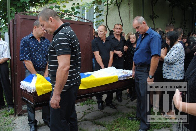 Клячаново у жалобі: односельчани прощались з Героєм, який загинув у зоні АТО (ФОТОРЕПОРТАЖ) – 08