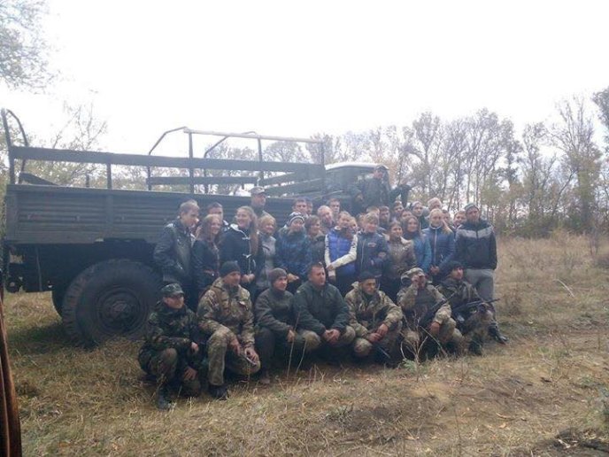 Бійці 128-ї бригади дали школярам постріляти із автомату, кулемету та пістолету – 02