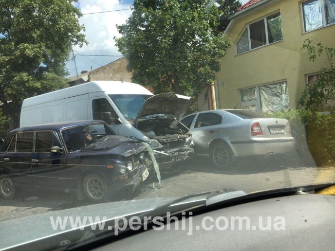 У Берегові зіткнулись "ВАЗ" та "Mercedes Sprinter" – 02
